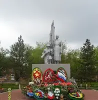 Памятник на братской могиле в п. Весёлый