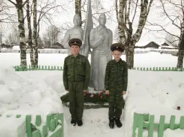 Скульптурная композиция "Солдат со знаменем"