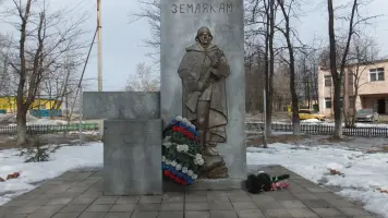 Памятник павшим землякам