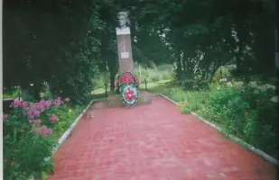 Памятник комиссару 142-й Краснознамённой стр-ой дивизии подполковнику Дмитрию Егоровичу Джатиеву в посёлке Ромашки Приозерского района