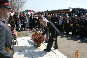 Обелиск бывшим юным железнодорожникам, погибшим в Великую отечественную войну 1941-1945 гг, фотография 2