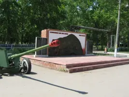 Памятник павшим солдатам "Бессмертен тот, кто погиб ради жизни"
