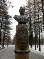Бронзовый бюст дважды Герою Советского Союза Е.М. Кунгурцеву