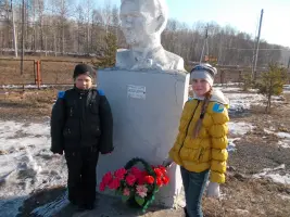 Памятник пионеру–герою Дубинину Володе