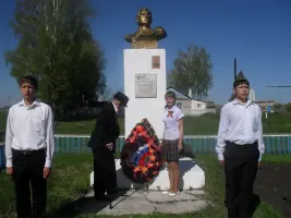 Памятник Герою Советского Союза гвардии капитану Анатолию Ивановичу Кузнецову, фотография 2