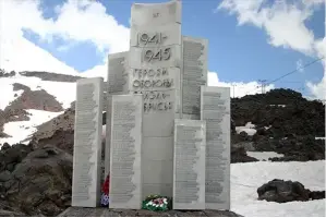 Памятник "Героям обороны Приэльбрусья"