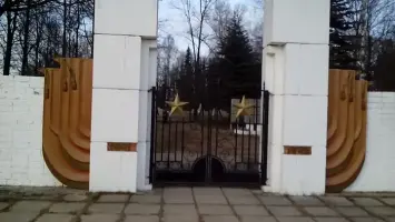 Мемориальное воинское захоронение в городе Великие Луки (Братское кладбище), фотография 2