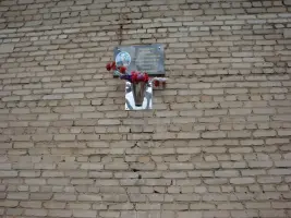 Мемориальная доска на 50 доме в п. Зелёный Крючкову Ивану Константиновичу