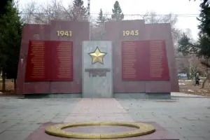 Мемориал - Сквер Славы. Мемориальный ансамбль «Подвигу сибиряков в Великую Отечественную войну 1941—1945 гг». (монумент Славы)