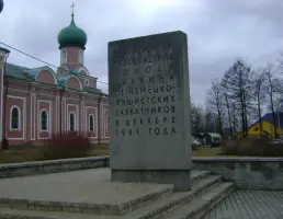 Стела в честь освобождения Тихвина а Ленинградской области