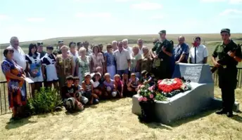 "Памятный знак" в честь подвига летчика Дмитриева М.Н