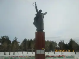 Родина-Мать с автоматом в руке