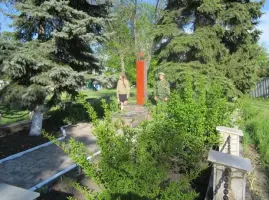 Памятник Михаилу Петровичу Черногаеву и братская могила в селе Солохи Белгородского района Белгородской области
