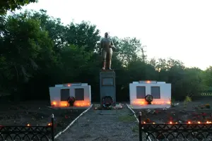 Памятник «Воинам-землякам, погибшим в Великой Отечественной войне 1941−1945 гг. от односельчан», фотография 2