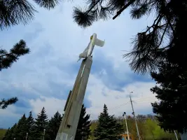 Стела с самолетом - Ростов-на-Дону, парк Авиаторов
