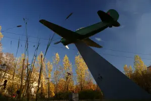 Памятник экипажу самолета Як-9Д