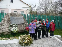 В память зверски убитых фашистами жителей города