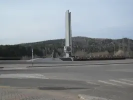 Обелиск воинам Великой Отечественной войны. Открыт в 1975 году в честь 30 – летия Победы. Высота – 15 метров Скульпторы – Борис Кулешов и Ол
