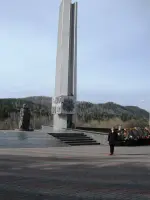 Обелиск воинам Великой Отечественной войны. Открыт в 1975 году в честь 30 – летия Победы. Высота – 15 метров Скульпторы – Борис Кулешов и Ол, фотография 2