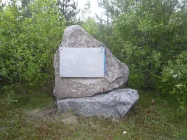 Памятный знак, посвященный перемирию между советскими и финскими войсками в 1944 г. (102 км тракта Кочкома – Костомукша, близ реки Чирка-Кемь)