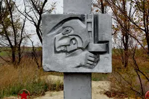 Братская могила у дороги - автострада Волгоград-Шахты, Суровикинский район, Волгоградская область, фотография 2
