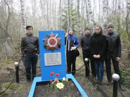 Памятник умершим воинам в госпитале в селе Троицкое, Троицкого района, Алтайского края, фотография 2