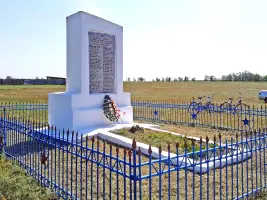 Братская могила с памятником обелиском х. Карантин Республика КАлмыкия