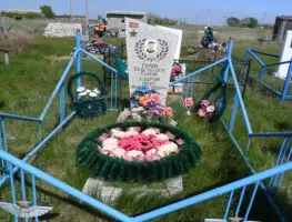 Памятник воинам-односельчанам павшим во время Великой Отечественной войны и могила Героя Советского Союза летчика Петра Азарова