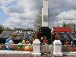 Памятник воинам-односельчанам павшим во время Великой Отечественной войны и могила Героя Советского Союза летчика Петра Азарова, фотография 2