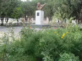Памятник Герою Советского Союза Ханпаше Нурадилову в МКОУ "СОШ №14"