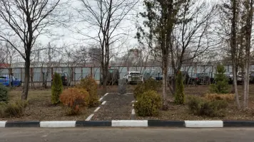 Памятный камень, установленный в честь 40-летия Победы в ВОВ, фотография 2