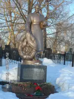 Солдат с венком в руке. Памятник павшим воинам на Арском кладбище