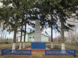 Постамент со стелой «Памятник воинам, погибшим в Великой отечественной войне 1941−1945 г. г.»