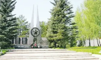 Памятник работникам Смоленского авиационного завода, погибшим в годы Великой Отечественной войны