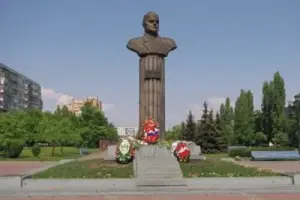 Первый в СССР памятник маршалу Жукову