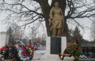 Братская могила советских воинов