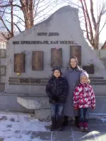 Памятный камень у проходной завода ОАО «Уралредмет», город Верхняя Пышма