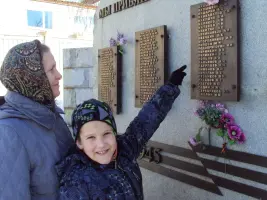 Памятный камень у проходной завода ОАО «Уралредмет», город Верхняя Пышма, фотография 2
