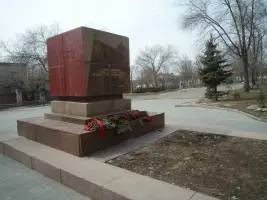Братская могила в парке "8 Марта" Центрального района города Волгограда, фотография 3