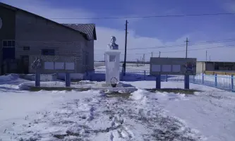 Бронзовый бюст посвящен отважному старшему сержанту Булатову Худату Салимьяновичу, участнику Великой Отечественной войны