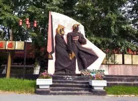 Памятник воинам всех войн у проходной завода ЗАО «Русский хром 1915»