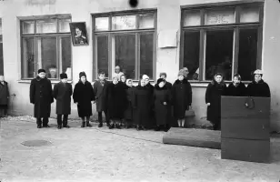 Мемориальная доска на здании школы № 36, посвященная Герою Советского Союза Б. Д. Щапову, фотография 2