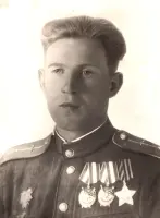 Мемориальная доска на здании школы № 36, посвященная Герою Советского Союза Б. Д. Щапову, фотография 4