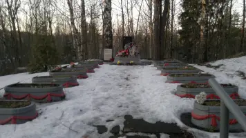 Братское захоронение и могила военных летчиков В. Ф. Балакана и Б.И. Темнова, фотография 2
