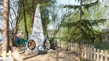 Памятный знак в деревне Скачихино