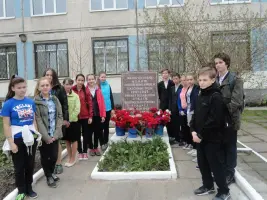 Обелиск погибшим учителям и выпускникам школы (обелиск установлен во дворе школы № 112) г. Санкт-Петербург, ул. Кустодиева, д. 18 к.2