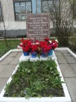Обелиск погибшим учителям и выпускникам школы (обелиск установлен во дворе школы № 112) г. Санкт-Петербург, ул. Кустодиева, д. 18 к.2, фотография 2