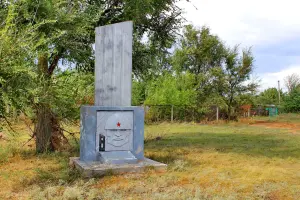 Памятная стела воинам ВОВ - поселок Разлатный, Морозовский район, Ростовская область