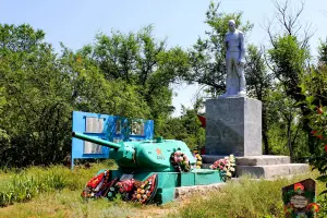 Братская могила воинов ВОВ - поселок Зимовники, фотография 3