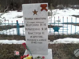 Могила лётчика Гордюшина Павла Ильича и братская могила лётчиков вне воинского кладбища в с. Староселье